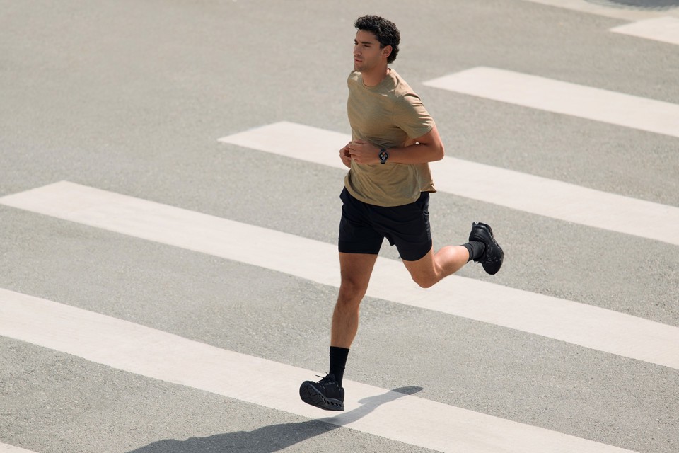 Amazfit Active Max display ultra luminoso da 1,5 pollici, 4 GB di memoria, mappe offline, monitoraggio dell'energia BioCharge