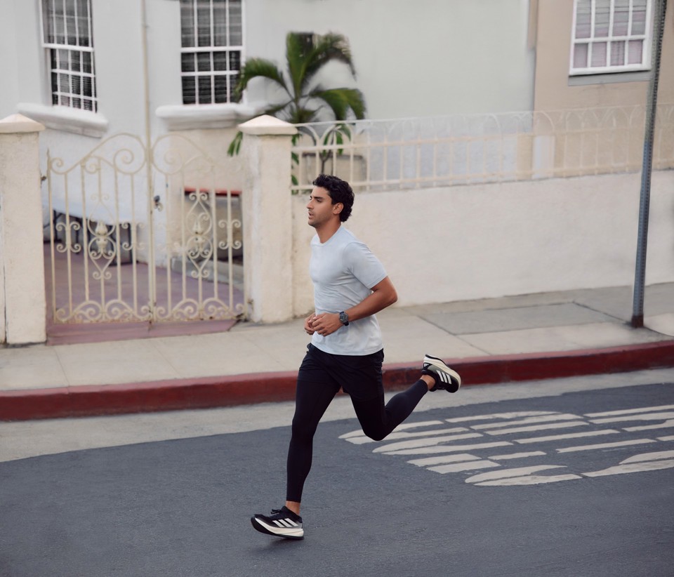 Amazfit Active Max display ultra luminoso da 1,5 pollici, 4 GB di memoria, mappe offline, monitoraggio dell'energia BioCharge