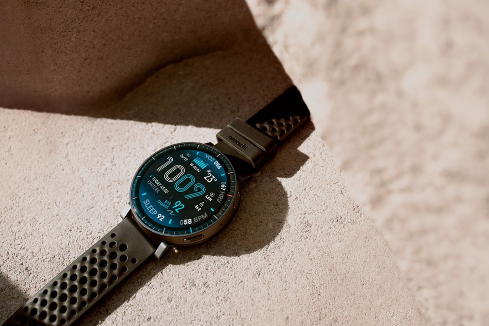 Amazfit Active Max display ultra luminoso da 1,5 pollici, 4 GB di memoria, mappe offline, monitoraggio dell'energia BioCharge