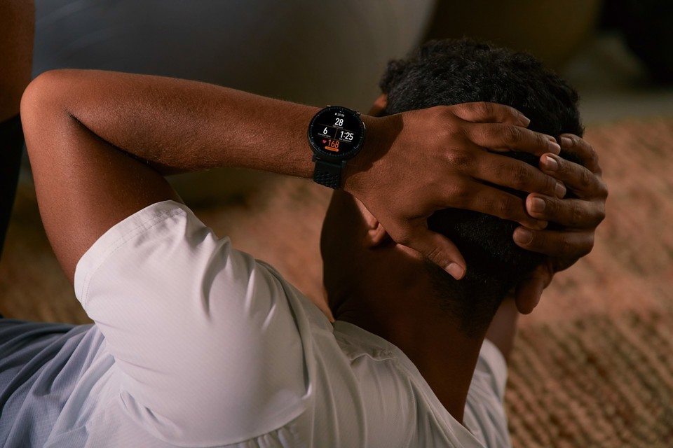 Amazfit Active Max display ultra luminoso da 1,5 pollici, 4 GB di memoria, mappe offline, monitoraggio dell'energia BioCharge