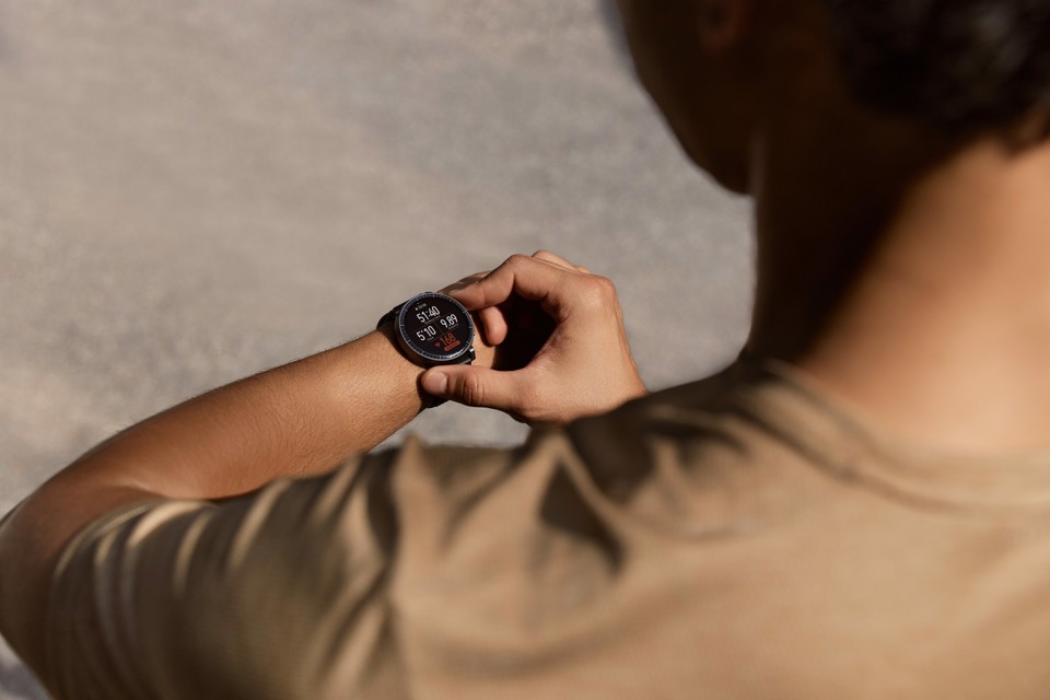 Amazfit Active Max display ultra luminoso da 1,5 pollici, 4 GB di memoria, mappe offline, monitoraggio dell'energia BioCharge