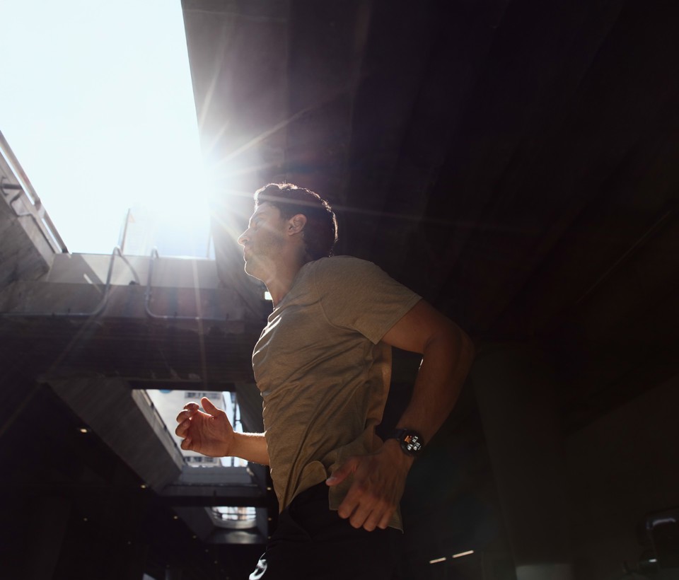 Amazfit Active Max display ultra luminoso da 1,5 pollici, 4 GB di memoria, mappe offline, monitoraggio dell'energia BioCharge