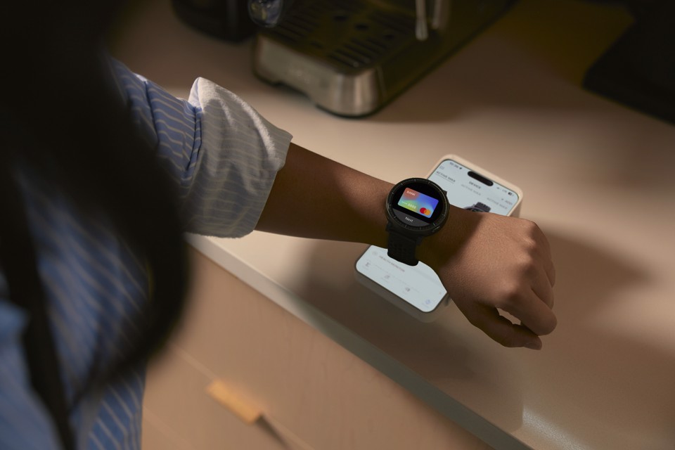 Amazfit Active Max display ultra luminoso da 1,5 pollici, 4 GB di memoria, mappe offline, monitoraggio dell'energia BioCharge