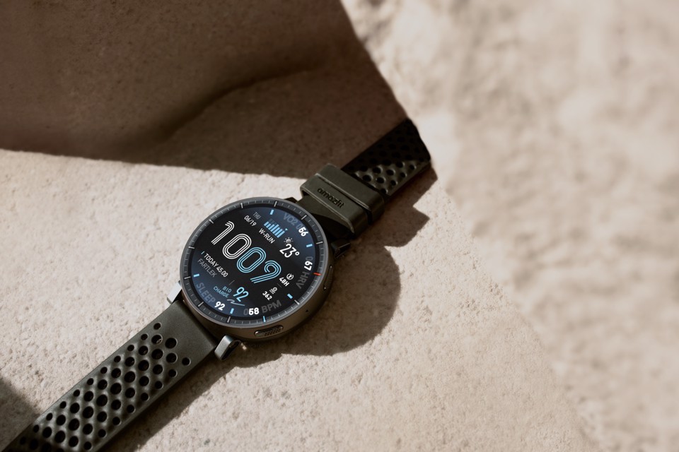 Amazfit Active Max display ultra luminoso da 1,5 pollici, 4 GB di memoria, mappe offline, monitoraggio dell'energia BioCharge
