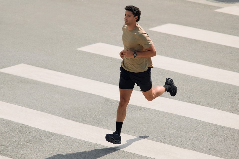 Amazfit Active Max display ultra luminoso da 1,5 pollici, 4 GB di memoria, mappe offline, monitoraggio dell'energia BioCharge
