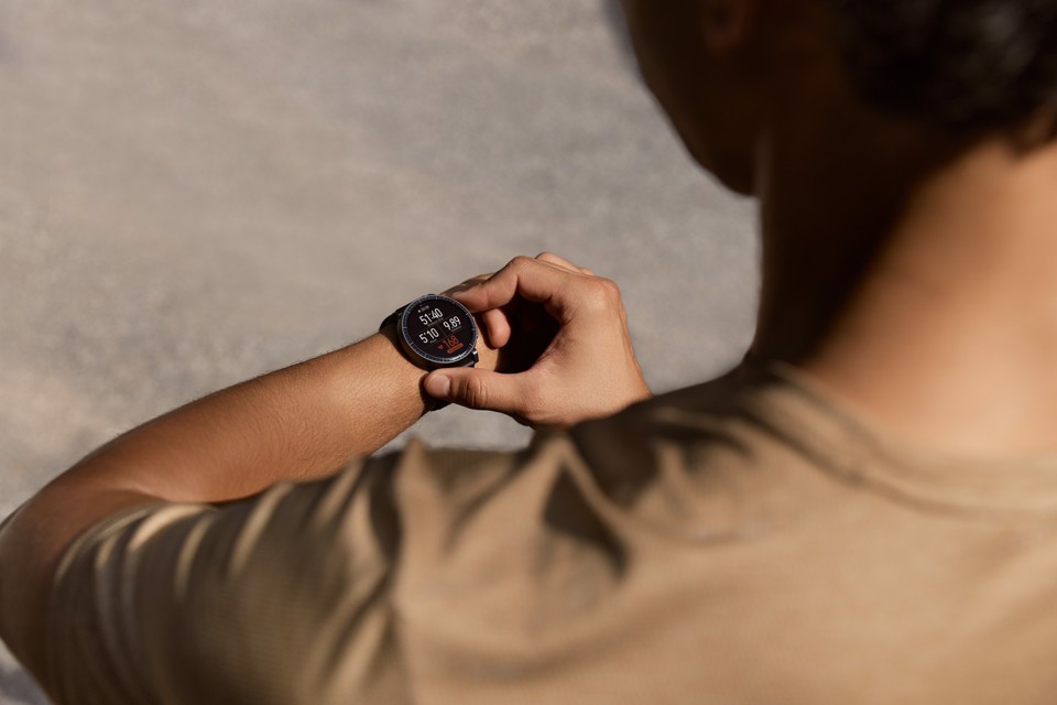 Amazfit Active Max display ultra luminoso da 1,5 pollici, 4 GB di memoria, mappe offline, monitoraggio dell'energia BioCharge