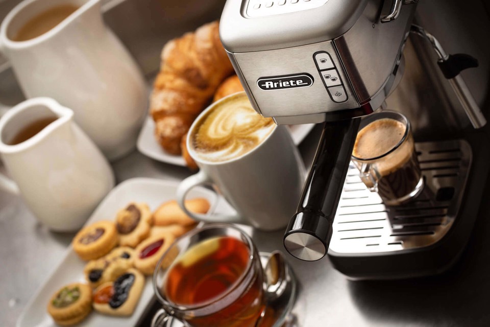 Ariete 1380 Macchina da caffè in metallo, compatibile con caffè in polvere e cialde ESE, 1300 W, Capacità 1,1 L, 15 bar di pressione, Filtro 1 o 2 tazze, Dispositivo Cappuccino, Silver