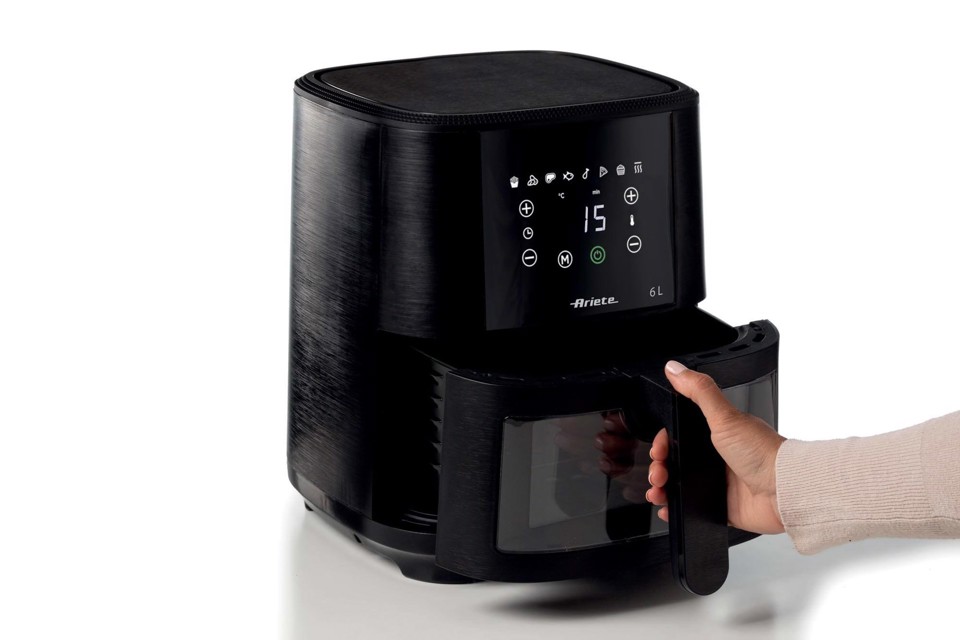 Ariete 4626 Airy Fryer 6L, Friggitrice ad aria, 1300 W, Capacità 6L, Capacità di cottura 2,5kg, 8 programmi preimpostati, Temperatura fino a 200°, Cestello trasparente per controllo cottura, Nero mod.4626/00
