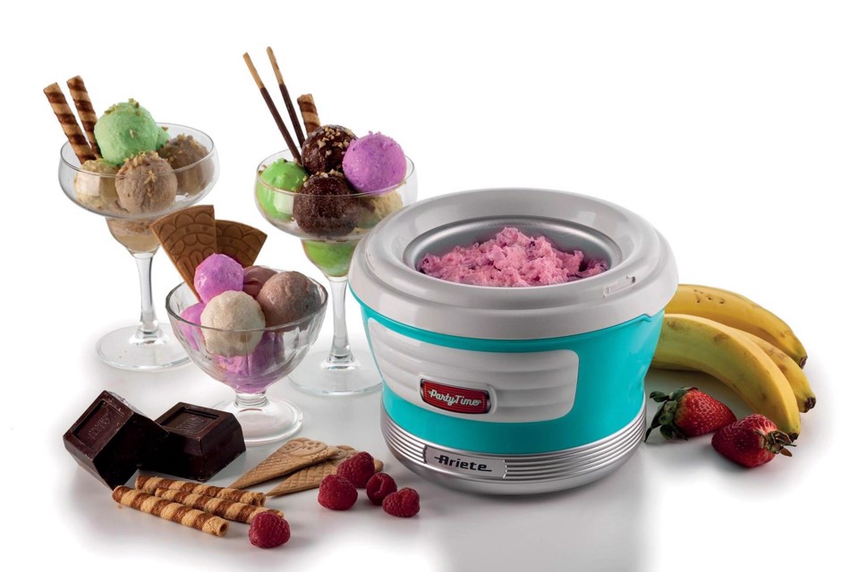 Ariete 643 Ice Cream Maker Party Time, Macchina per fare il gelato, 12W, Capacità 1,5 L, Cestello estraibile con doppio isolamento, Tempo preparazione 30 minuti, Coperchio per aggiunta ingredienti, Celeste