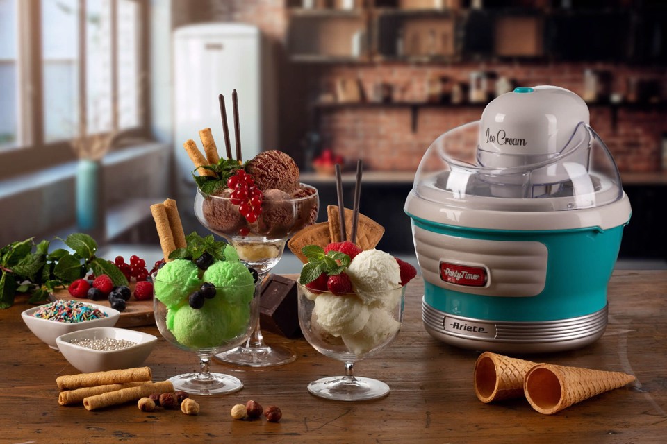 Ariete 643 Ice Cream Maker Party Time, Macchina per fare il gelato, 12W, Capacità 1,5 L, Cestello estraibile con doppio isolamento, Tempo preparazione 30 minuti, Coperchio per aggiunta ingredienti, Celeste