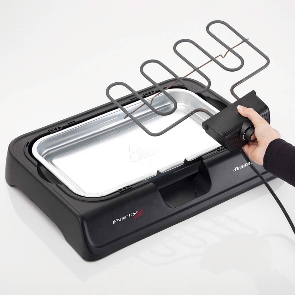 Ariete 723 Party Grill - barbecue elettrico. Potenza 2000W. Cottura lenta e rapida. Per carne, verdura e pesce. Dotata di vassoi raccogli grasso.