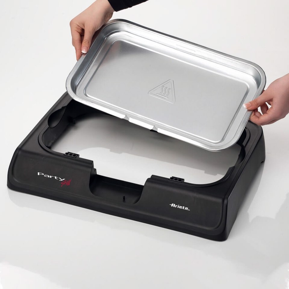 Ariete 723 Party Grill - barbecue elettrico. Potenza 2000W. Cottura lenta e rapida. Per carne, verdura e pesce. Dotata di vassoi raccogli grasso.
