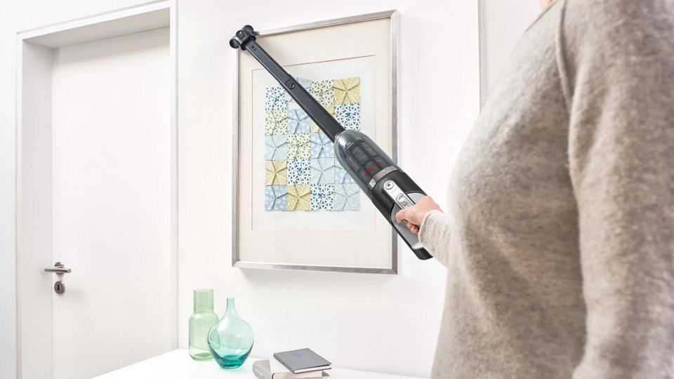 Bosch Serie 4 BBH3ZOO28 scopa elettrica Aspirapolvere a bastone Batteria Secco Senza sacchetto 0,4 L Nero, Rosso 2,15 Ah