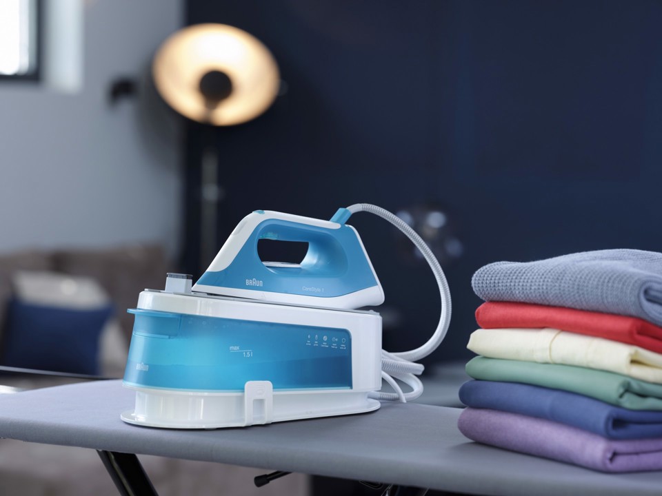 Braun CareStyle 1 - Ferro da stiro con caldaia, Piastra con tecnologia FreeGlide3D, 2400W, 1.5L, Bianco/Turchese (IS1013GR)
