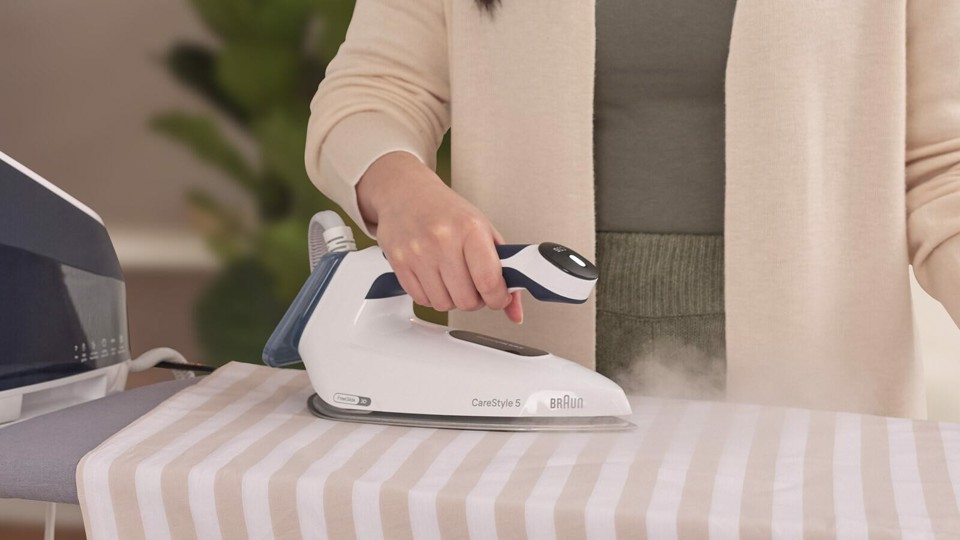 Braun CareStyle 5 - Ferro da stiro con caldaia, Manico ergonomico certificato, 2400W, 2L, Blu (IS5245BL)
