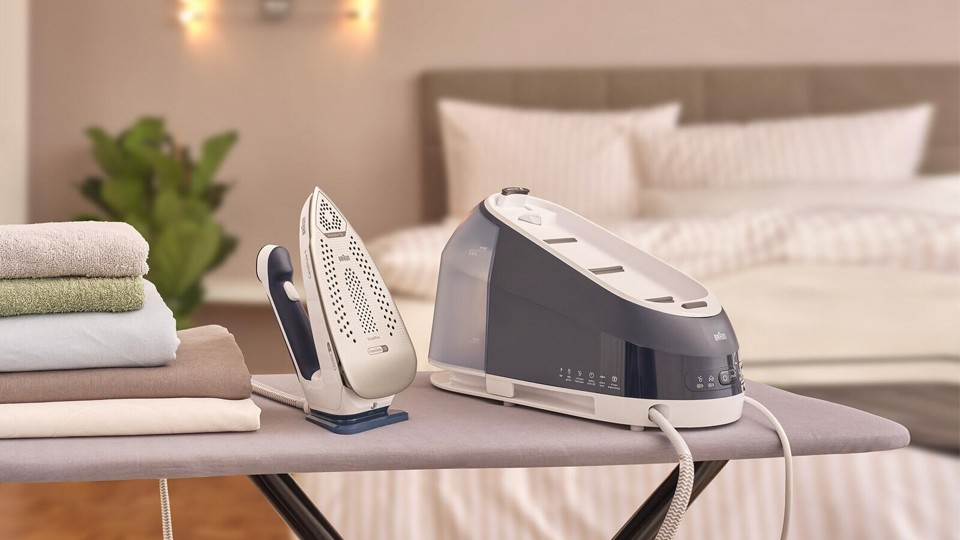 Braun CareStyle 5 - Ferro da stiro con caldaia, Manico ergonomico certificato, 2400W, 2L, Blu (IS5245BL)