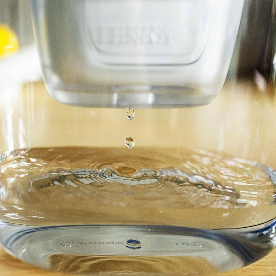 Brita Caraffa filtrante Style Essential Sand (2,4L) incl. 1 x filtro MAXTRA PRO PURE PERFORMANCE & 1 x filtro MAXTRA PRO LIMESCALE EXPERT