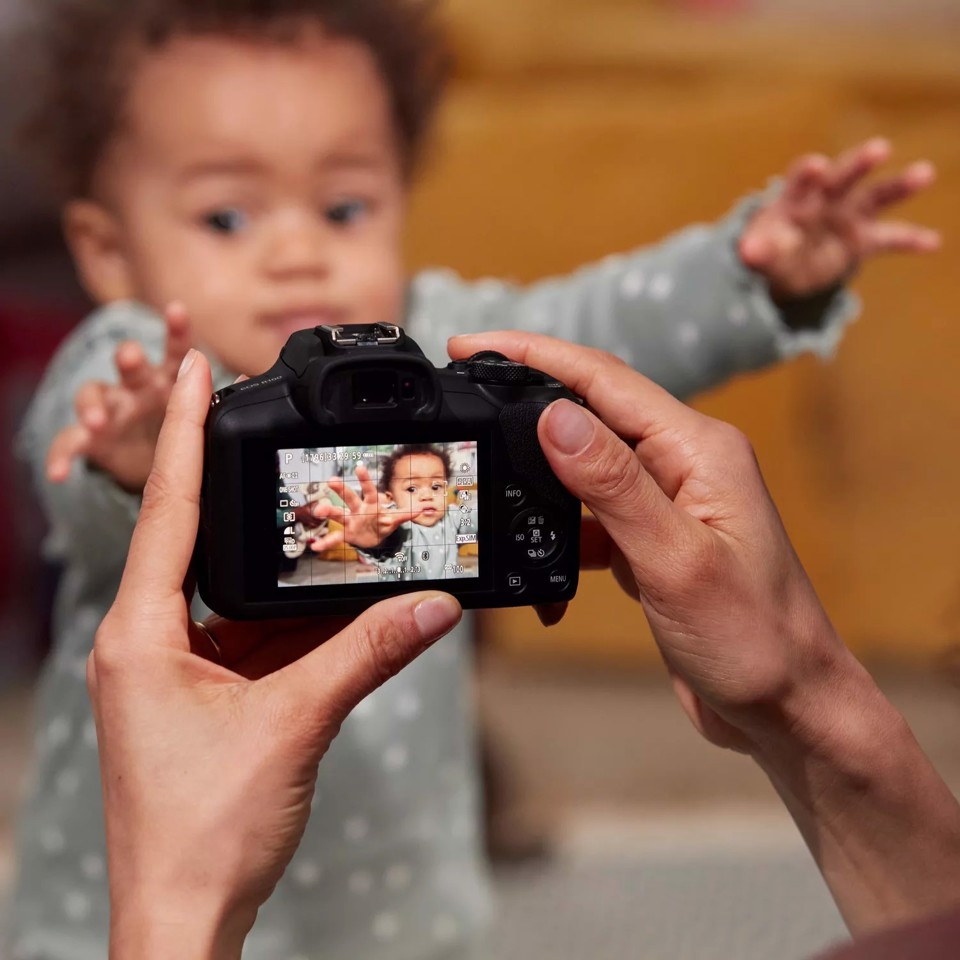 Canon EOS R100 + RF-S 18-45mm F4.5-6.3 IS STM Kit MILC 24,1 MP CMOS 6000 x 4000 Pixel Nero