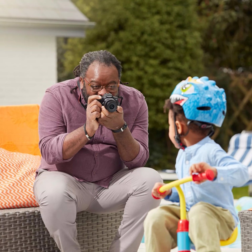 Canon EOS R100 + RF-S 18-45mm F4.5-6.3 IS STM Kit MILC 24,1 MP CMOS 6000 x 4000 Pixel Nero