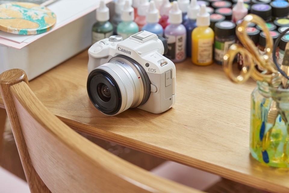 Canon EOS R50, White + RF-S 18-45mm F4.5-6.3 IS STM Kit MILC 24,2 MP CMOS 6000 x 4000 Pixel Bianco