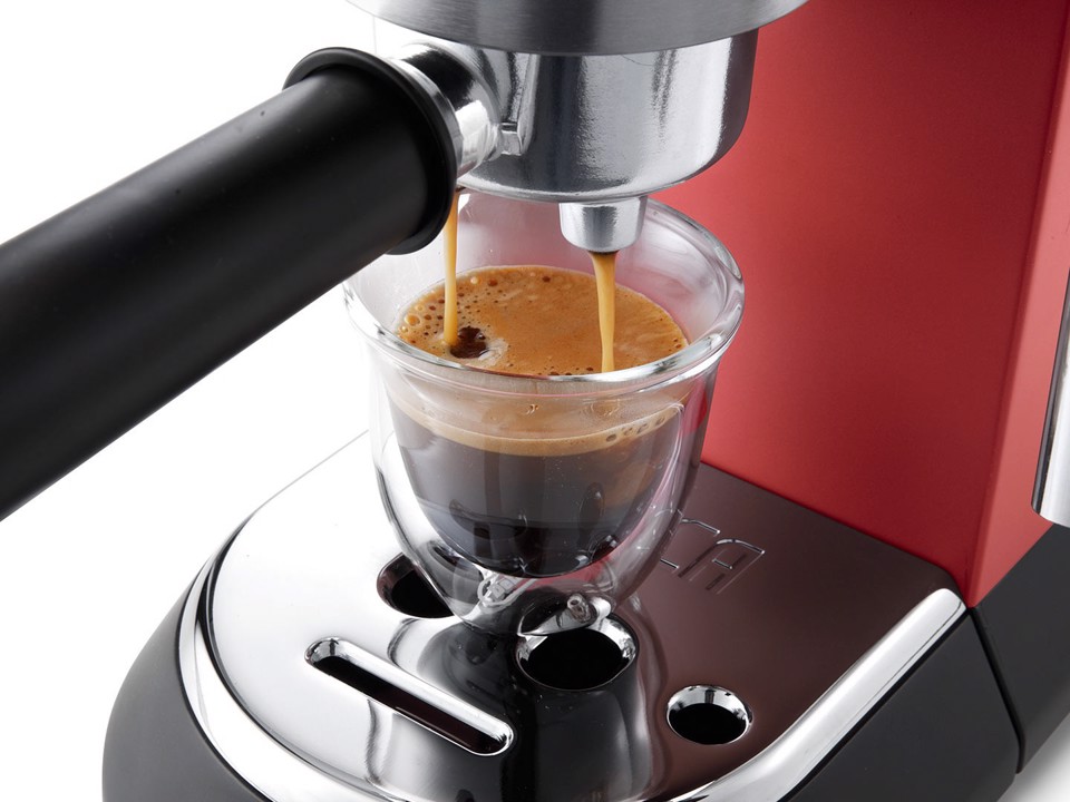 De’Longhi Dedica Style Dedica EC685.R Macchina da Caffè Manuale Espresso e Cappuccino, Compatibile con Polvere o Cialde E.S.E., Spegnimento Automatico, Serbatoio Estraibile 1.1L, 1450W, 15bar, Rosso