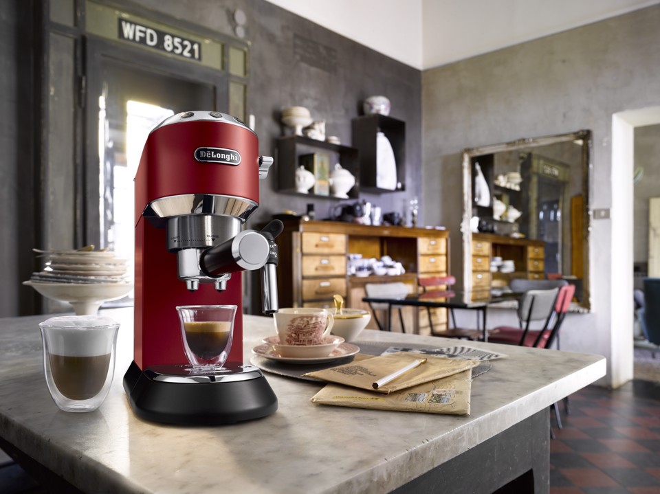 De’Longhi Dedica Style Dedica EC685.R Macchina da Caffè Manuale Espresso e Cappuccino, Compatibile con Polvere o Cialde E.S.E., Spegnimento Automatico, Serbatoio Estraibile 1.1L, 1450W, 15bar, Rosso