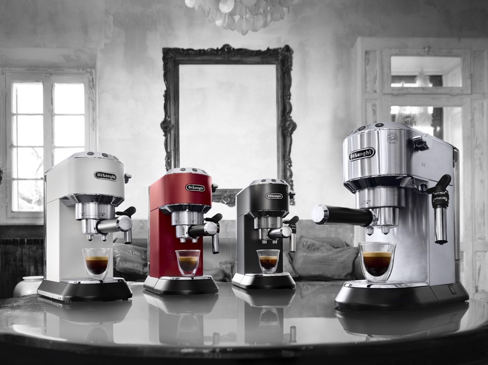 De’Longhi Dedica Style Dedica EC685.R Macchina da Caffè Manuale Espresso e Cappuccino, Compatibile con Polvere o Cialde E.S.E., Spegnimento Automatico, Serbatoio Estraibile 1.1L, 1450W, 15bar, Rosso