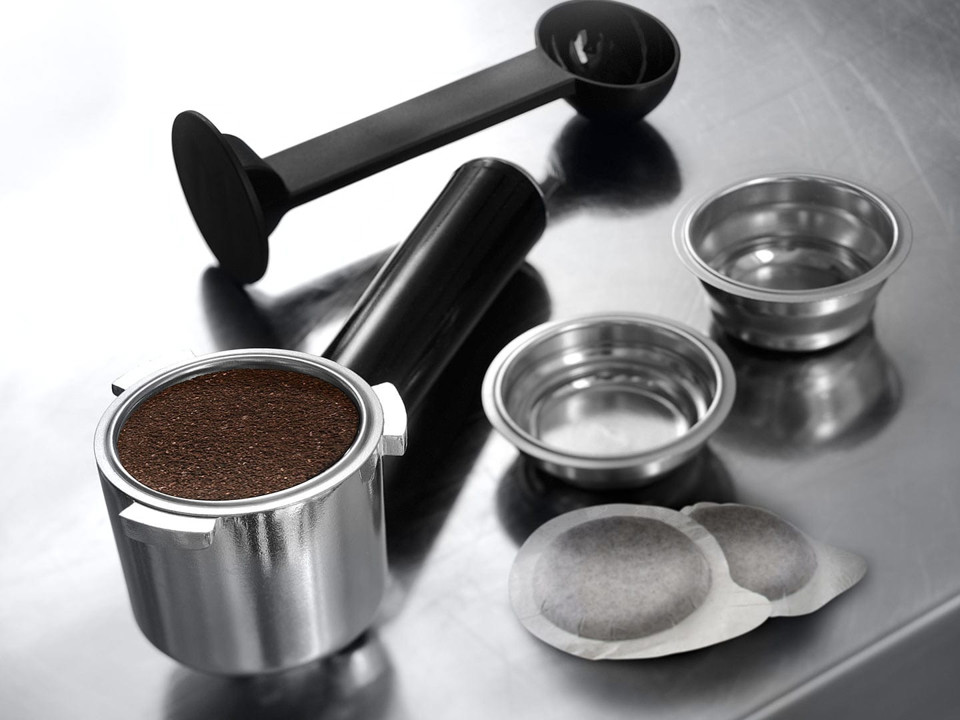 DeLonghi Dedica Style EC 685.M Semi-automatica Macchina per espresso 1,1 L