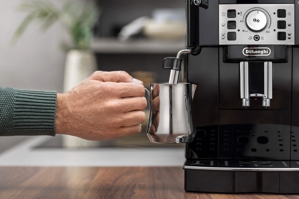 De’Longhi Magnifica S - Macchina Automatica per Caffè in Chicchi, Cappuccinatore Manuale, 2 Bevande, Nero (ECAM21.110.B)