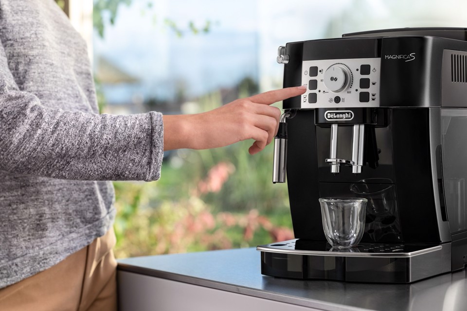 De’Longhi Magnifica S - Macchina Automatica per Caffè in Chicchi, Cappuccinatore Manuale, 2 Bevande, Nero (ECAM21.110.B)