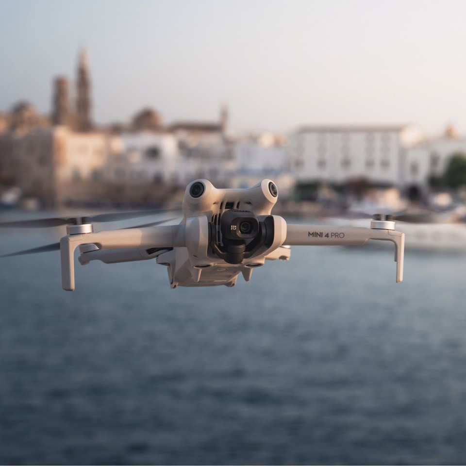 DJI Mini 4 Pro Fly More Combo (RC 2) 4 rotori Quadrirotore 48 MP 3840 x 2160 Pixel 2590 mAh Nero, Bianco