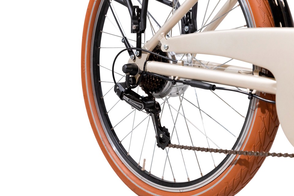 EMG  Bici Elettrica City-bike vintage Audrey con ruota da 26", freni V-brake, motore 250W batteria ultra slim 13Ah, cambio Shimano