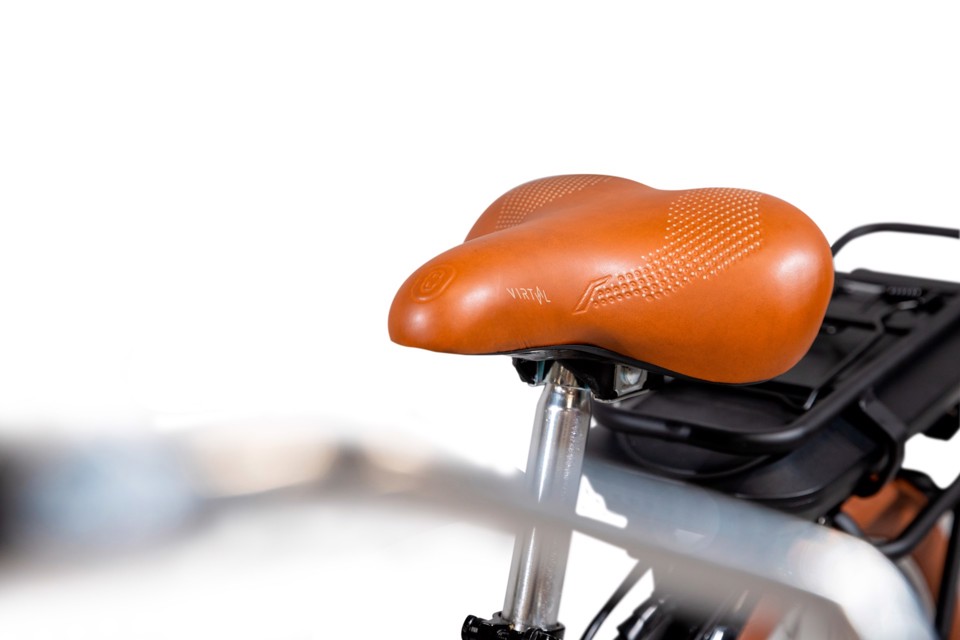 EMG  Bici Elettrica City bike vintage Shirley 250W, ruota da 26", freni V-brake a/p, cambio Shimano RS-36, batteria ultra slim 10Ah