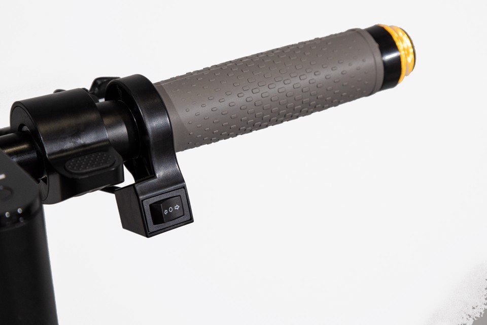 EMG Tech 2 - potenza motore 350W, ammortizzatore, doppio freno, batteria al lithio 36V 6Ah e frecce direzionali
