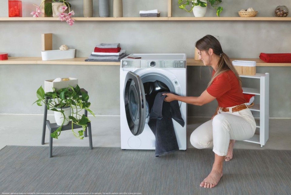 Hoover H-WASH 550 H5WPB610AMBC8-S lavatrice Caricamento frontale 10 kg 1551 Giri/min A Grigio, Argento
