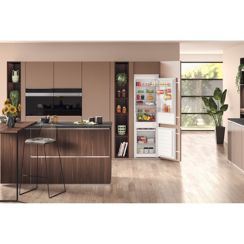 Hotpoint Ariston Ariston Frigorifero combinato ad incasso HAC18D031A1 Made in Italy