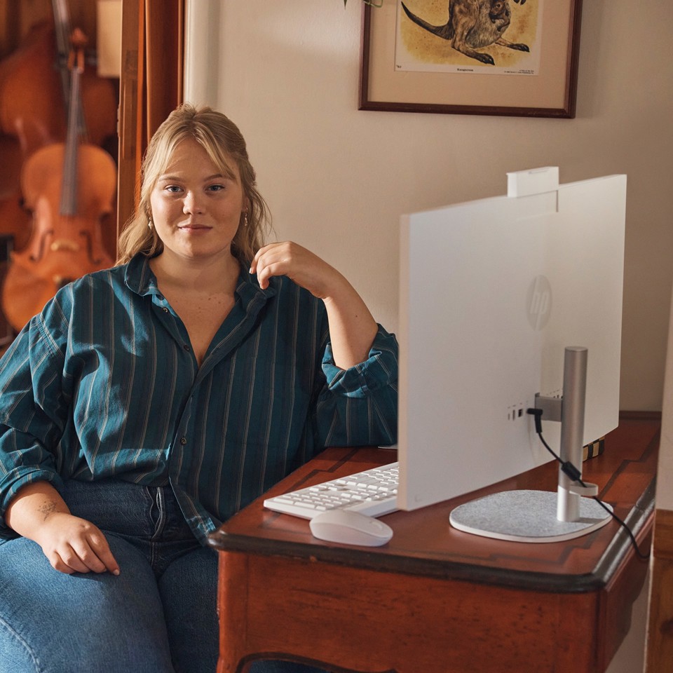 HP 27-cr0024nl Intel® Core™ i5 i5-1335U 68,6 cm (27") 1920 x 1080 Pixel PC All-in-one 8 GB DDR4-SDRAM 512 GB SSD Windows 11 Home Wi-Fi 6 (802.11ax) Bianco