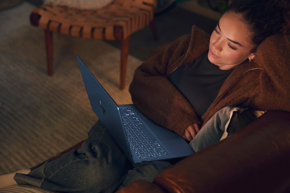 HP E70D8EA laptop Computer portatile 35,6 cm (14") 2K 8 GB LPDDR5-SDRAM 512 GB SSD Wi-Fi 6E (802.11ax) Windows 11 Home AI PC Blu