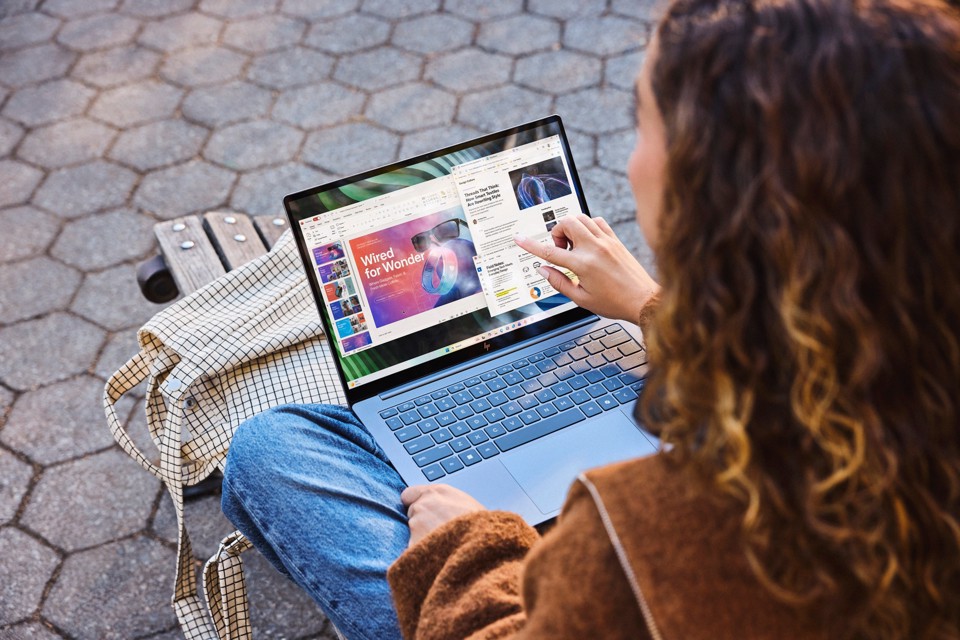 HP E70D8EA laptop Computer portatile 35,6 cm (14") 2K 8 GB LPDDR5-SDRAM 512 GB SSD Wi-Fi 6E (802.11ax) Windows 11 Home AI PC Blu