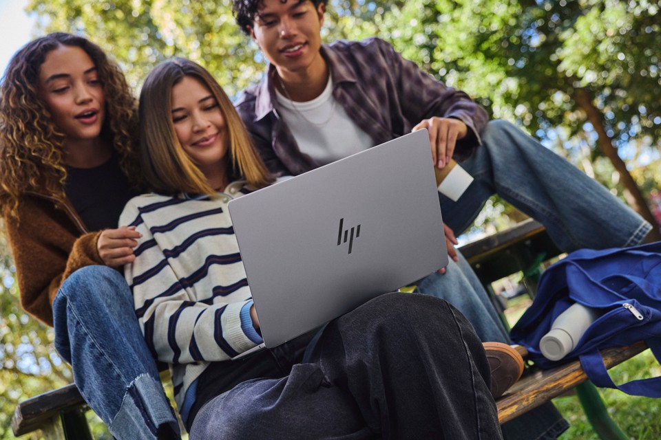 HP E70F2EA laptop Computer portatile 35,6 cm (14") 2K 8 GB LPDDR5-SDRAM 256 GB SSD Wi-Fi 6E (802.11ax) Windows 11 Home AI PC