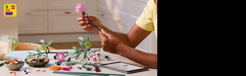 LEGO Botanicals 10342 Bouquet di Fiori Rosa, Kit Modellismo Adulti, Decorazioni Casa con Piante Finte, Idea Regalo Donna o Uomo