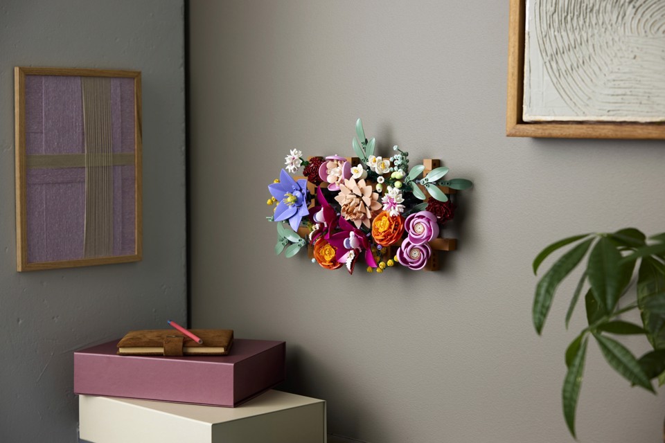LEGO Botanicals 10342 Bouquet di Fiori Rosa, Kit Modellismo Adulti, Decorazioni Casa con Piante Finte, Idea Regalo Donna o Uomo