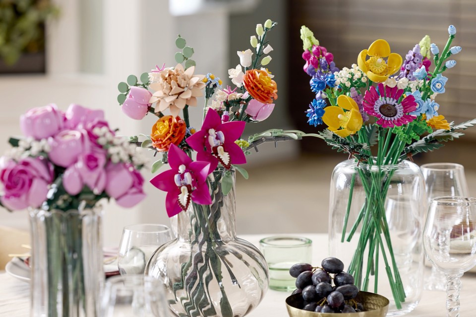LEGO Botanicals 10342 Bouquet di Fiori Rosa, Kit Modellismo Adulti, Decorazioni Casa con Piante Finte, Idea Regalo Donna o Uomo