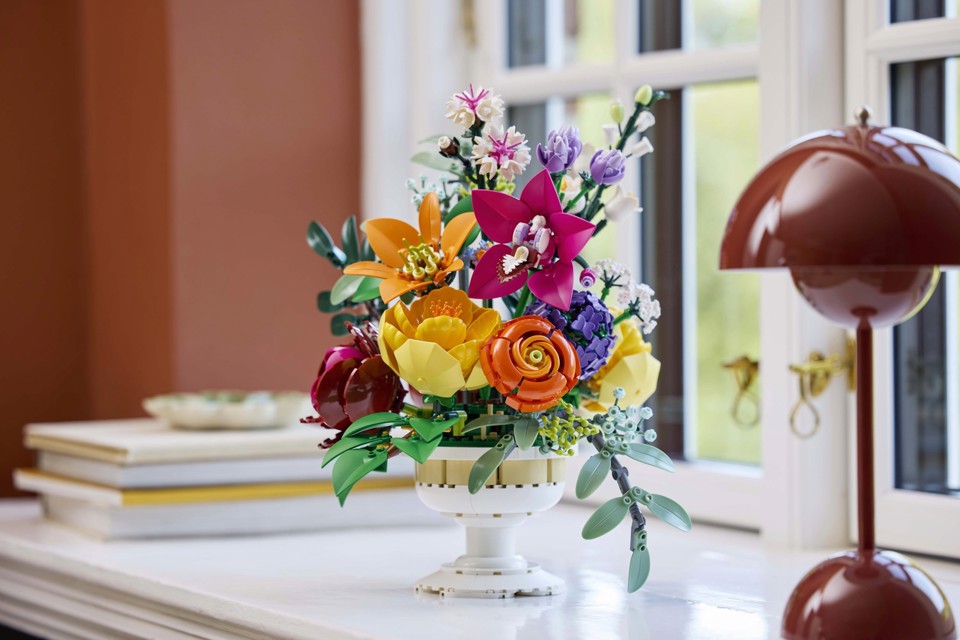 LEGO Botanicals 10342 Bouquet di Fiori Rosa, Kit Modellismo Adulti, Decorazioni Casa con Piante Finte, Idea Regalo Donna o Uomo