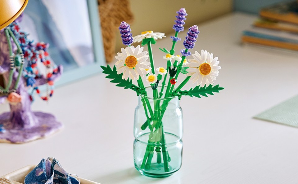 LEGO Botanicals 11508 Margherite, Bouquet di Fiori Artificiali con Margherite Finte, Lavanda, Regalo di Compleanno Bambine 9+