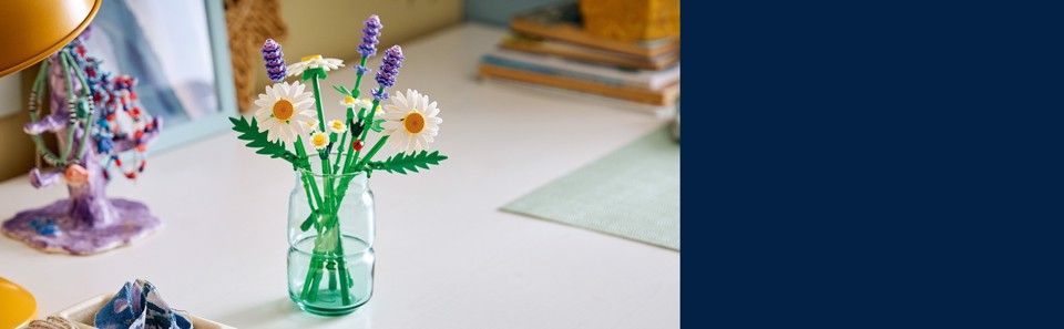 LEGO Botanicals 11508 Margherite, Bouquet di Fiori Artificiali con Margherite Finte, Lavanda, Regalo di Compleanno Bambine 9+