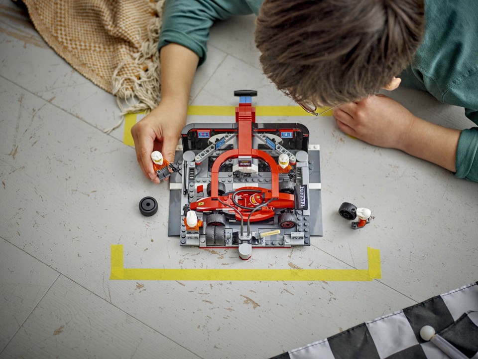 LEGO City 60443 Pit Stop e Meccanici con Monoposto Ferrari F1