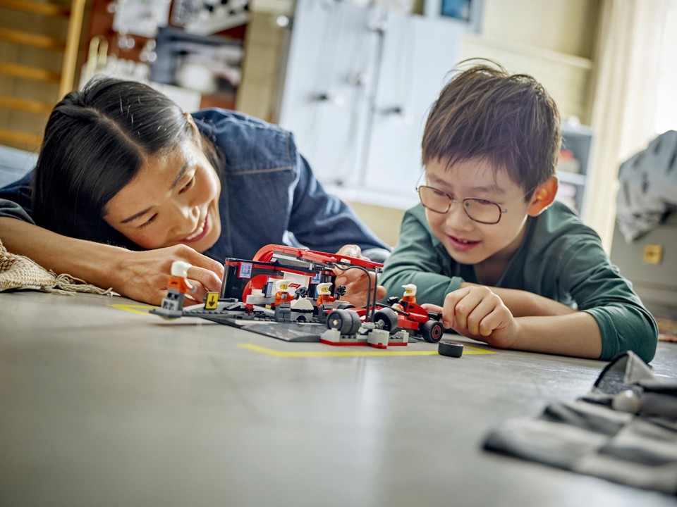 LEGO City 60443 Pit Stop e Meccanici con Monoposto Ferrari F1