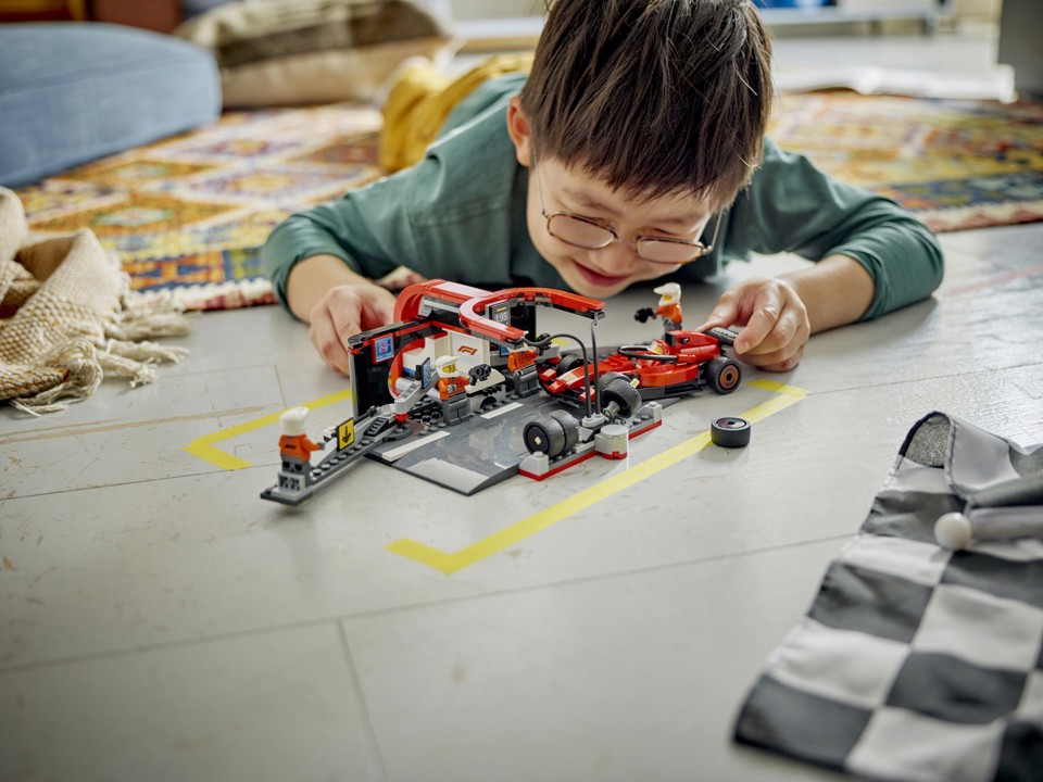 LEGO City 60443 Pit Stop e Meccanici con Monoposto Ferrari F1