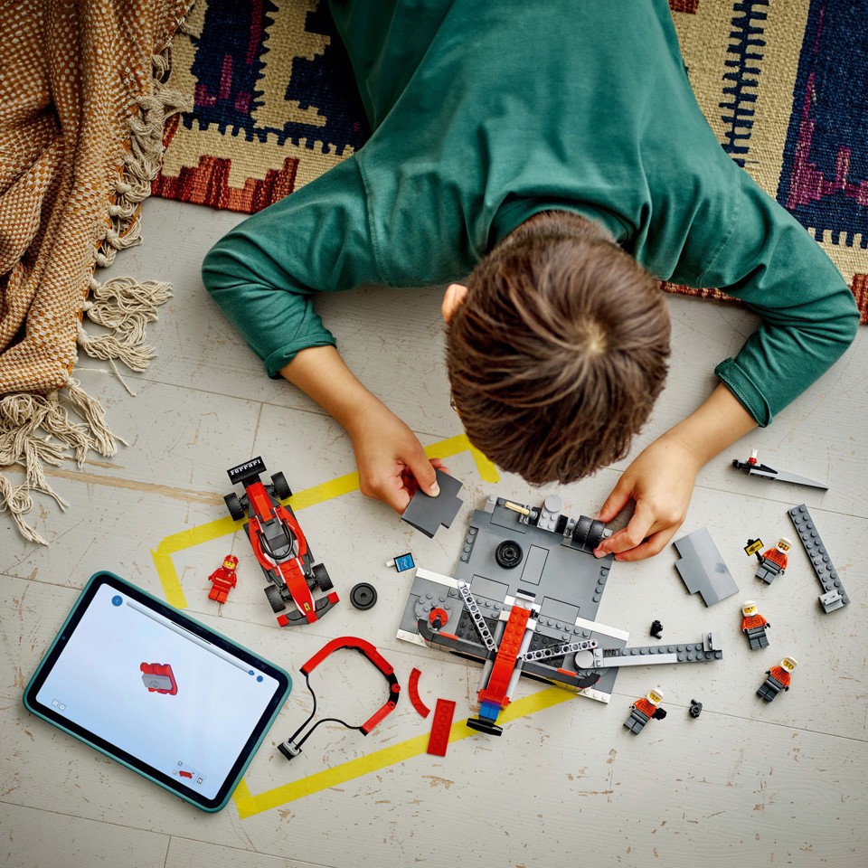 LEGO City 60443 Pit Stop e Meccanici con Monoposto Ferrari F1